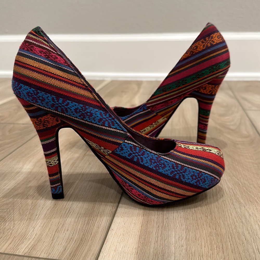 VGUC Women’s Torta Caliente Brand Size 7 High Heels Multi Colored Print